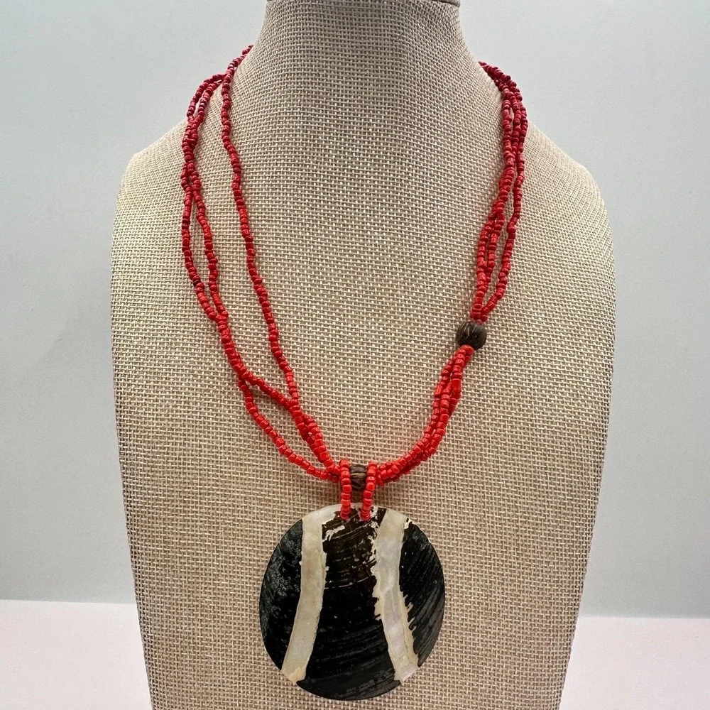 Vintage 90s Red Multi-Strand Beaded‎ Black Round Shell Pendant Necklace Jewelry
